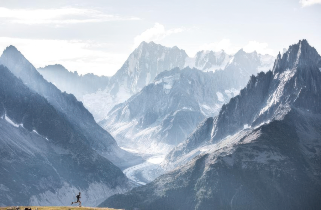 traileur devant un glacier